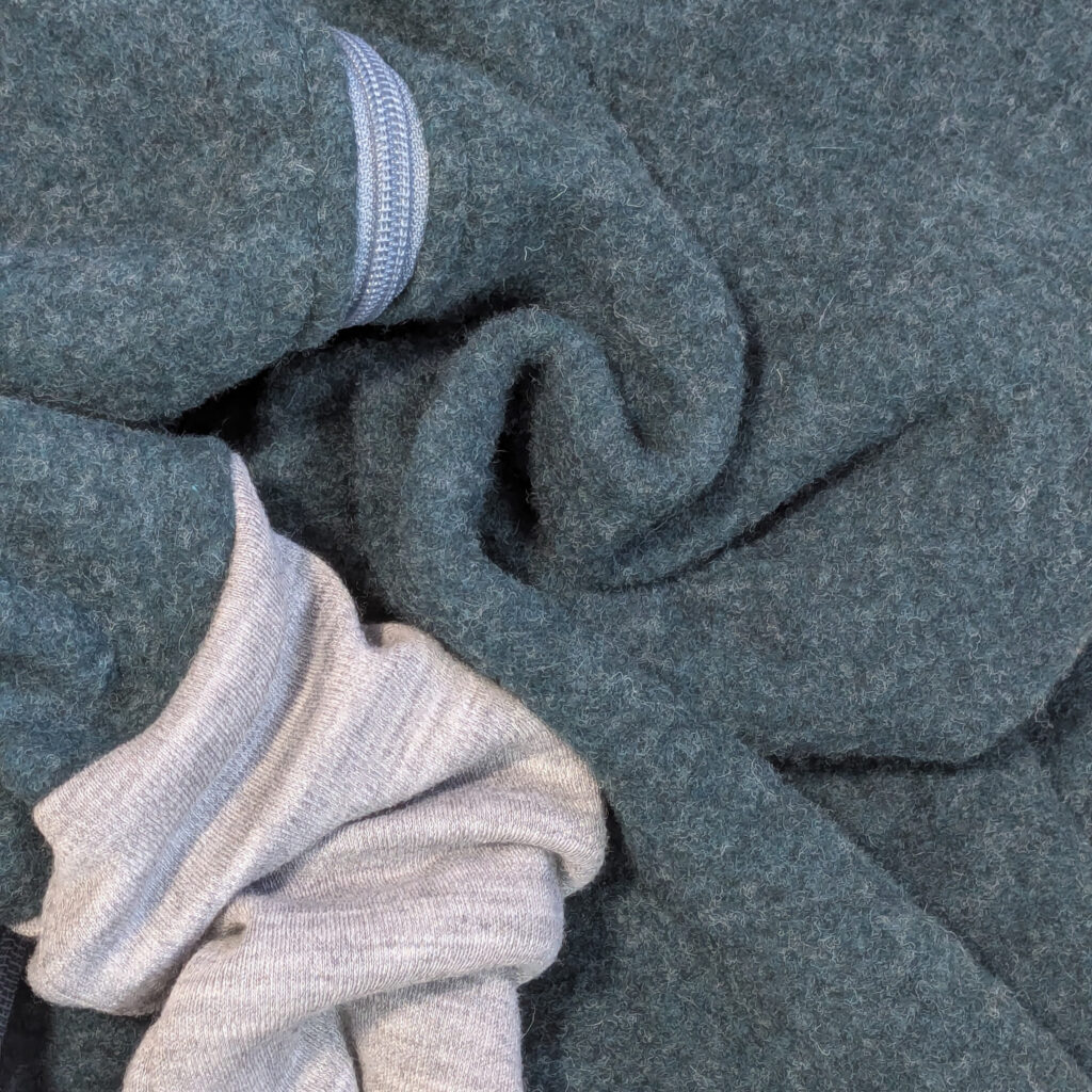 Schlafsack mit Füßen aus Merino-Wollfleece in der Farbe Petrol