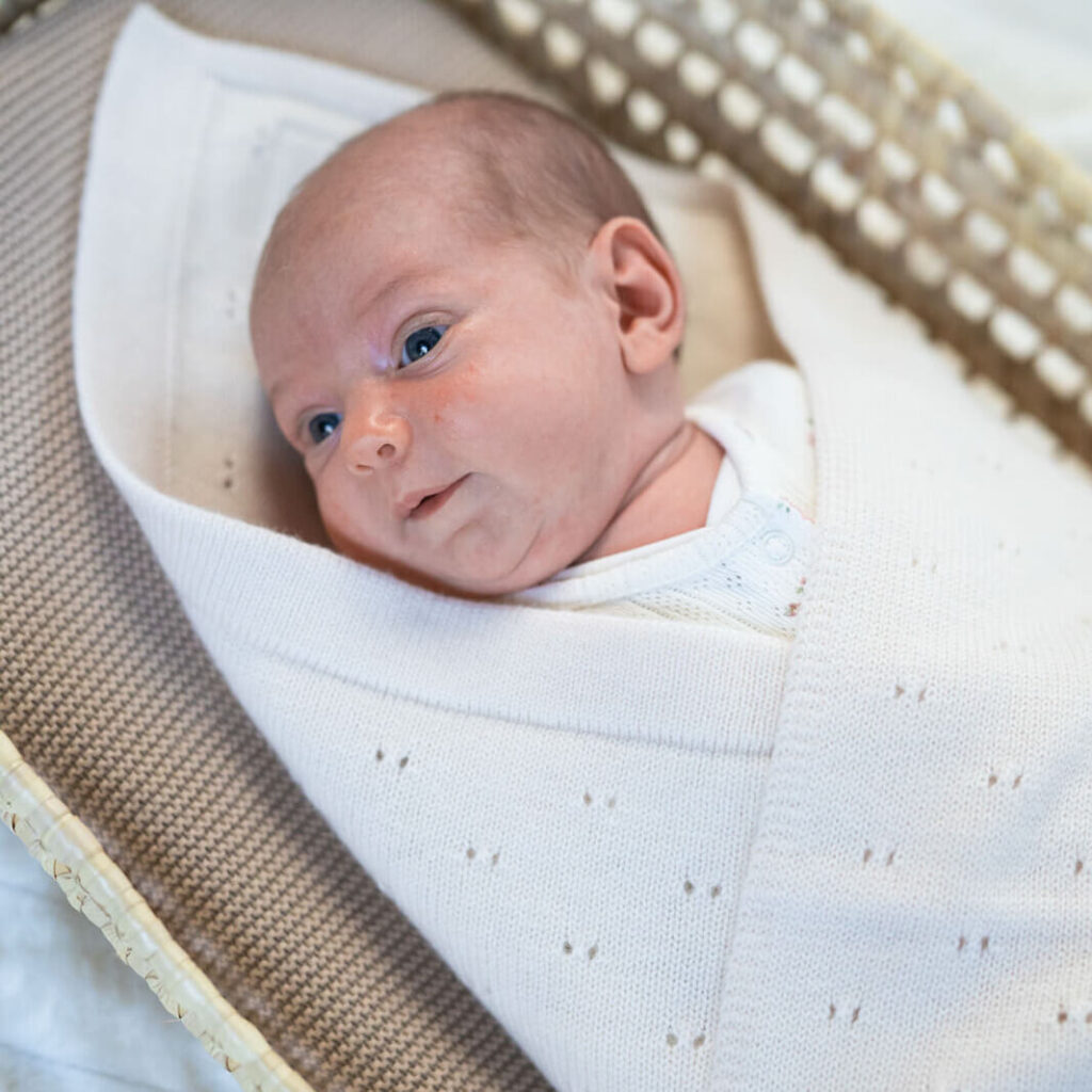 Babydecke aus Merinowolle mit feinem Strickmuster
