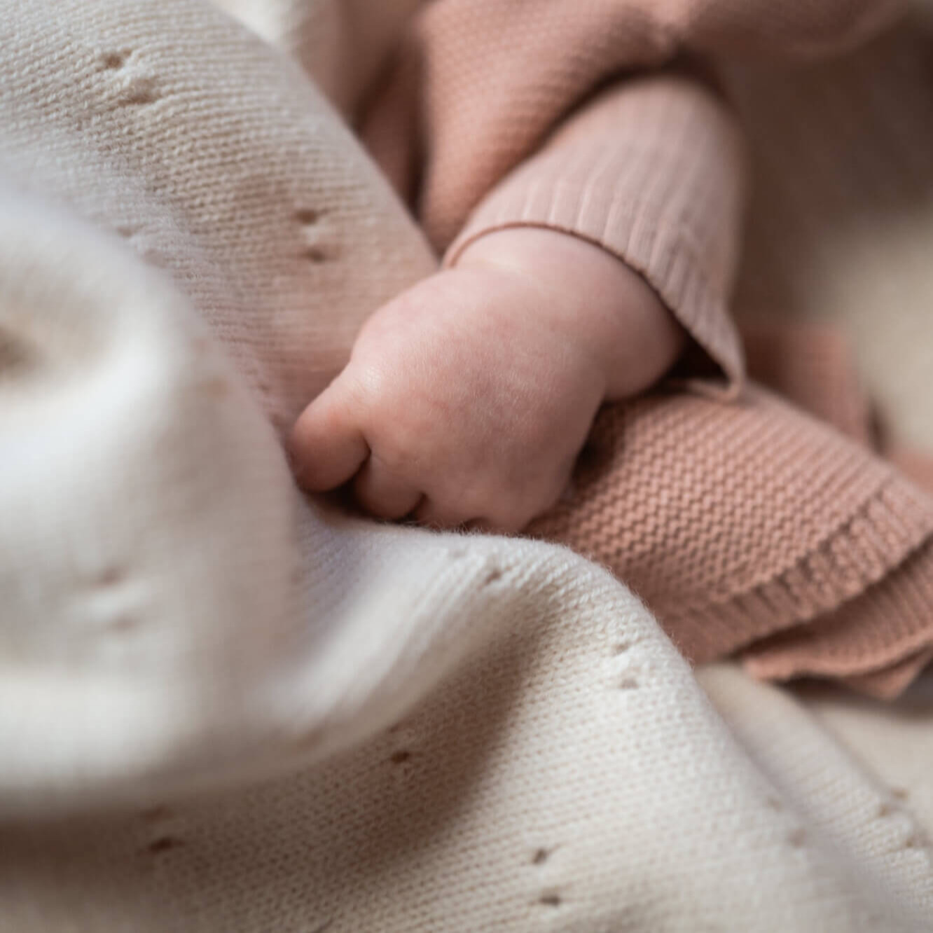 Babydecke aus Merinowolle mit feinem Strickmuster