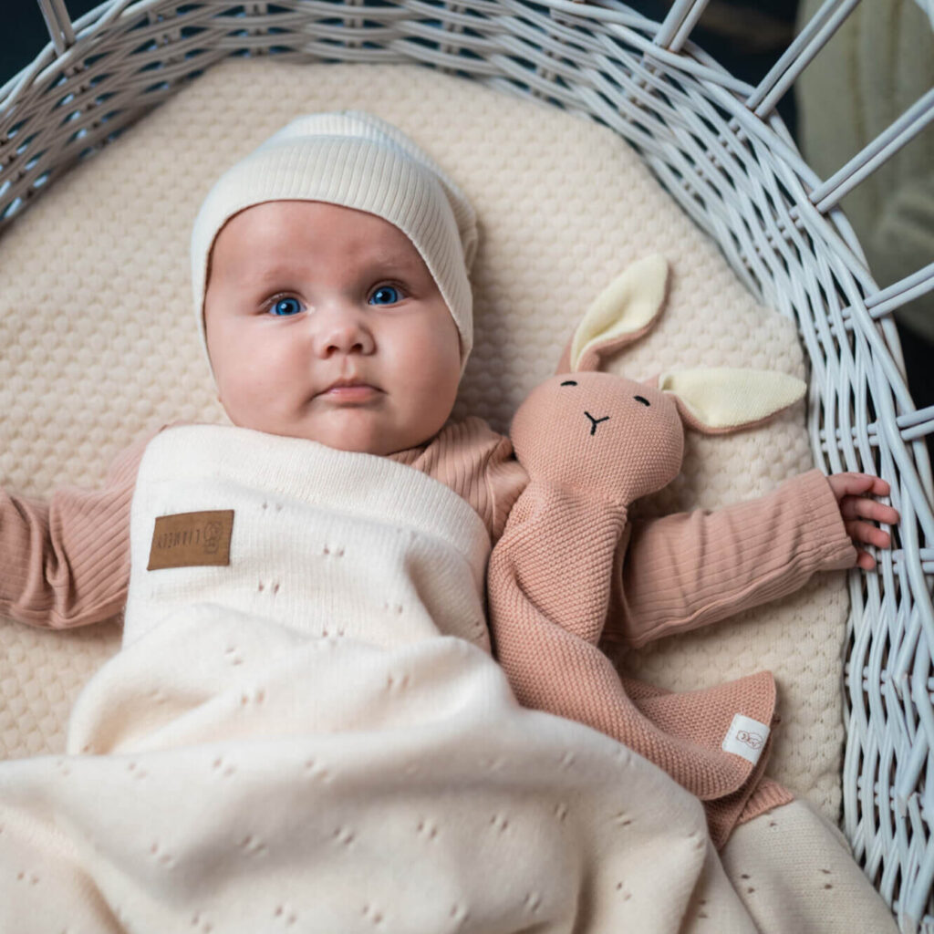 Babydecke aus Merinowolle mit feinem Strickmuster
