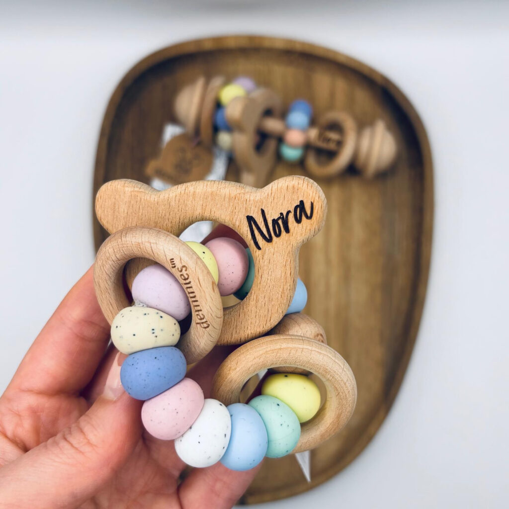 Greifling Teddybär aus Holz und Silikon mit bunten Perlen