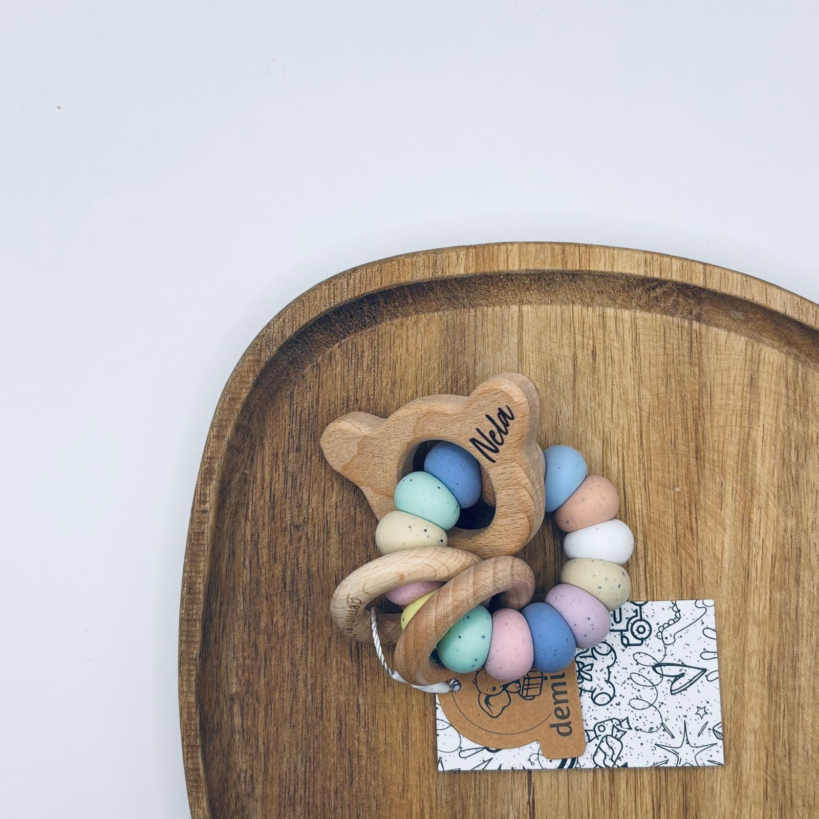 Greifling mit bunten Silikonperlen und einem Holzteddy mit Personalisierung
