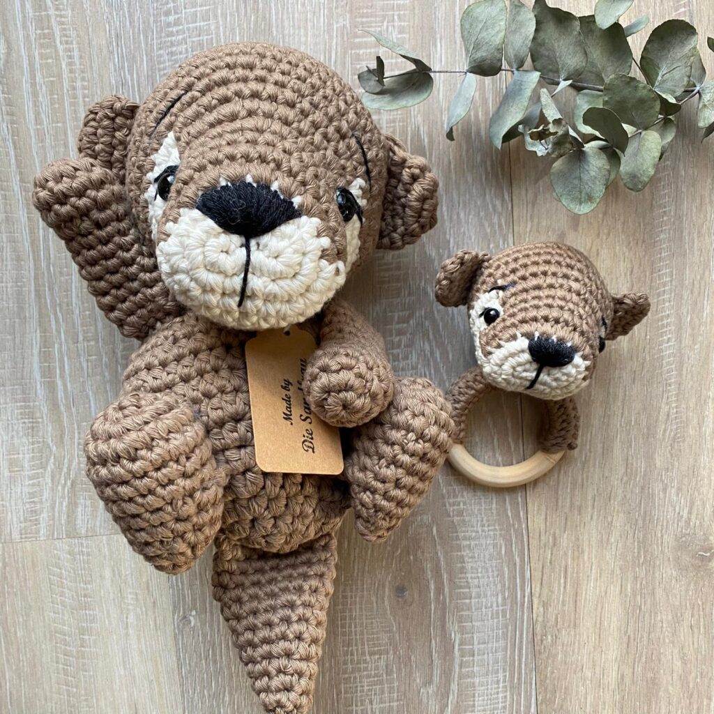 Handgehäkeltes Otter Set mit Spieluhr und Rassel