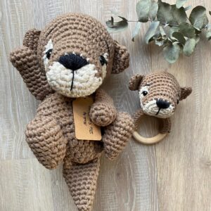 Handgehäkeltes Otter Set mit Spieluhr und Rassel